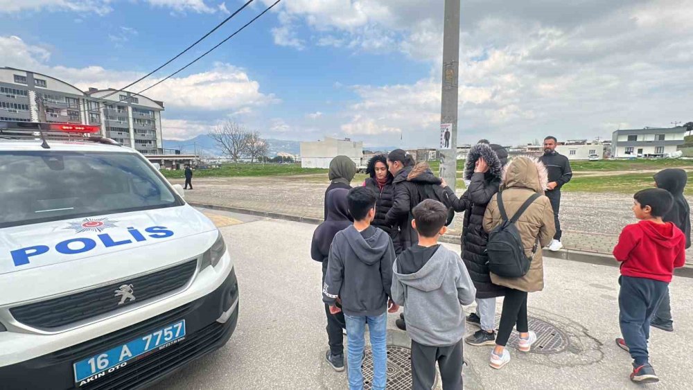 4 Öğrenci Kapanan Okulda Mahsur Kaldı, Seslerini Böyle Duyurdular