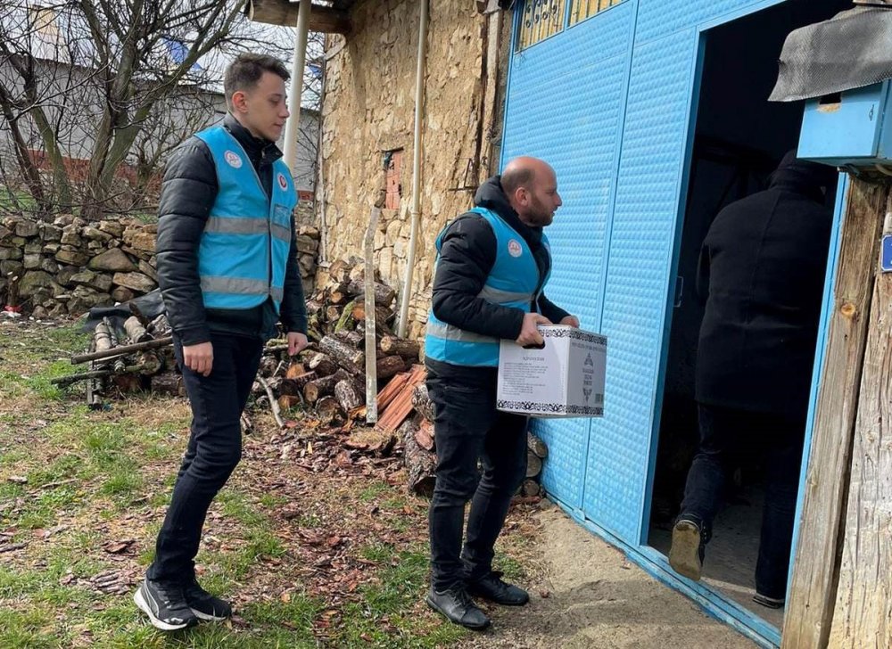 İhtiyaç Sahiplerine Yardım Kolisi Dağıtıldı