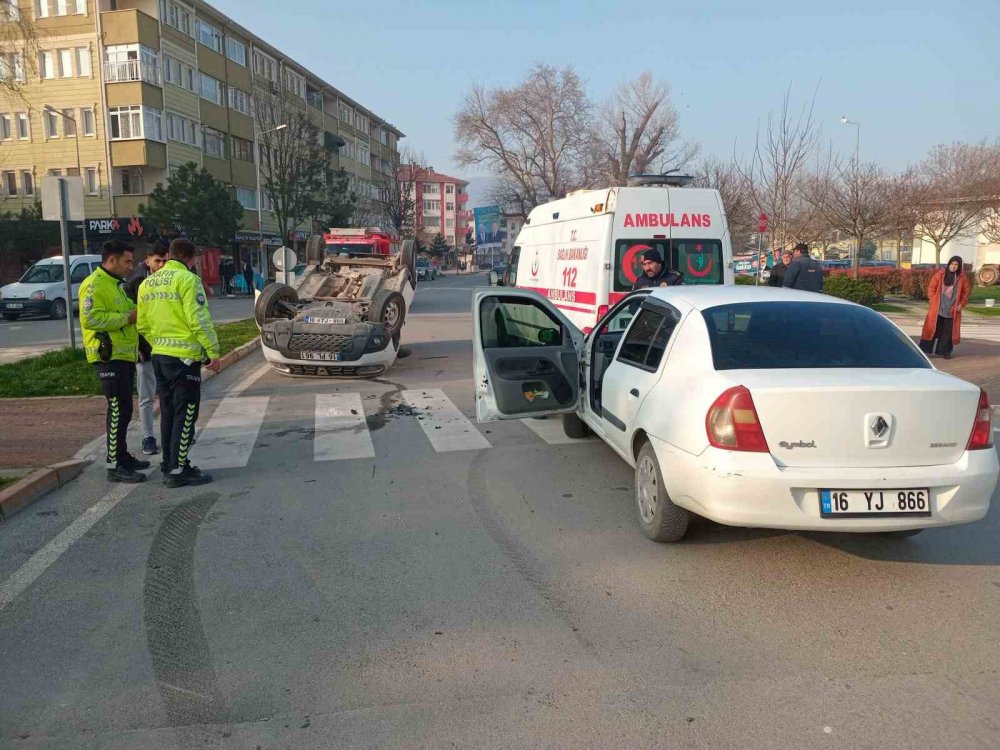 Döner Kavşakta Çarpışan 2 Araçtan Biri Takla Attı: 2 Yaralı