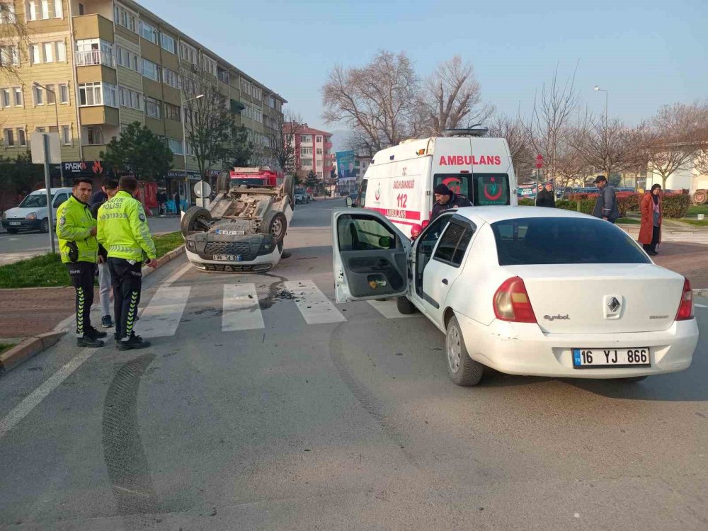 Döner Kavşakta Çarpışan 2 Araçtan Biri Takla Attı: 2 Yaralı