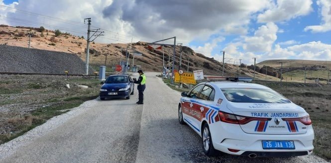 Trafik Denetimlerinde Toplam 21 Bin 984 Sürücü Ve Araç Sorgulandı