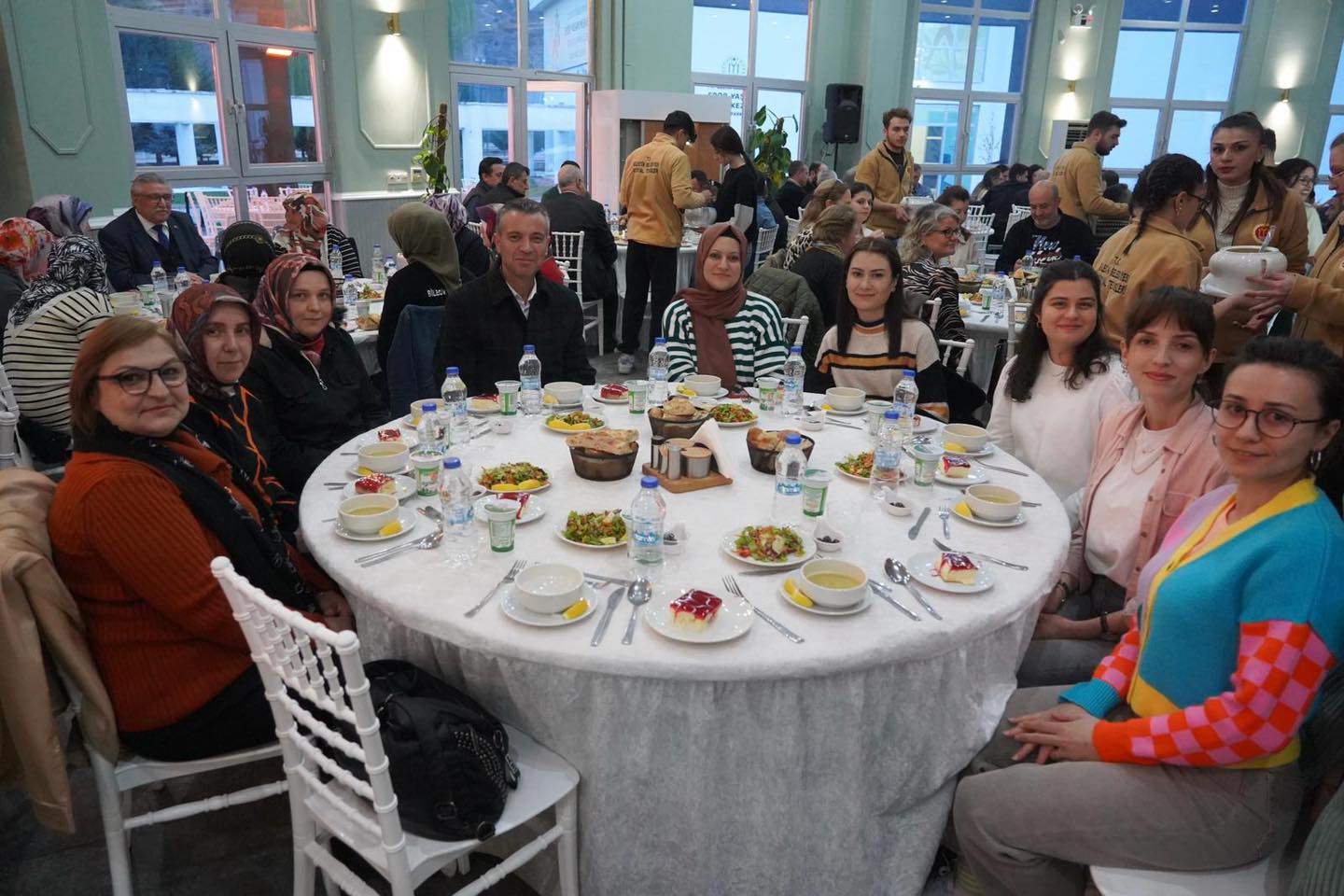 baskan-sadik-kaya-belediye-personeli-ile-iftar-yapti-1.jpg