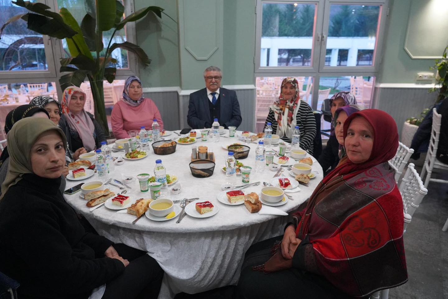 baskan-sadik-kaya-belediye-personeli-ile-iftar-yapti-2.jpg