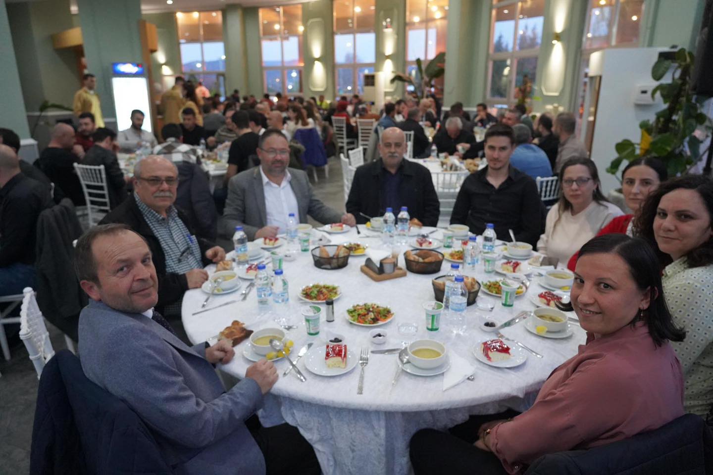 baskan-sadik-kaya-belediye-personeli-ile-iftar-yapti-4.jpg