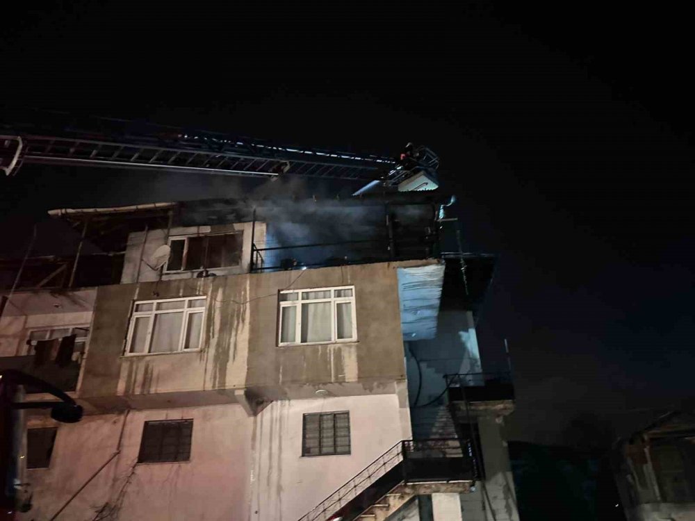 Binanın Terasında Panik Oluşturan Yangın