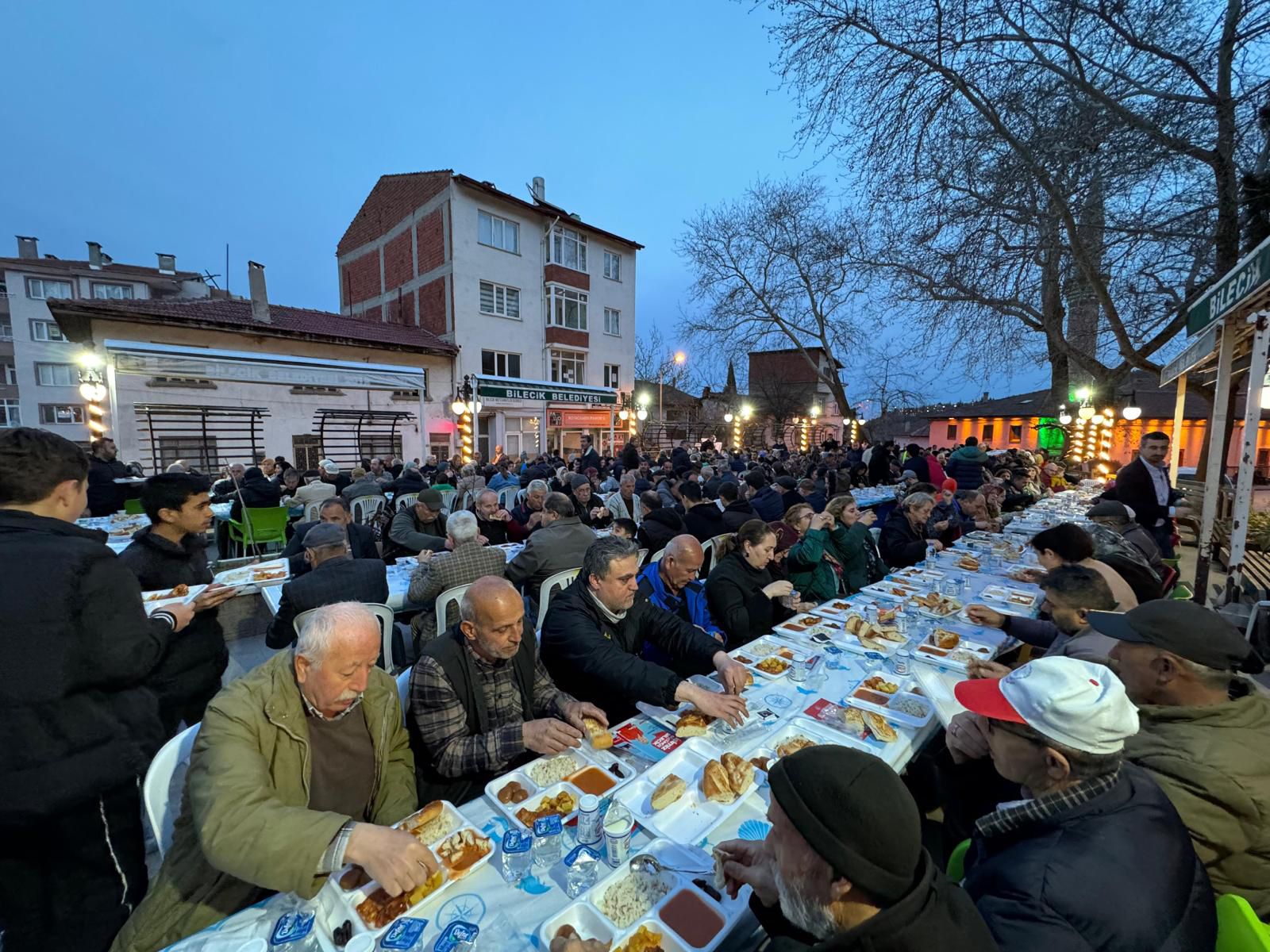 melek-mizrak-subasi-avcilar-kulubunde-iftar-verdi5.jpg