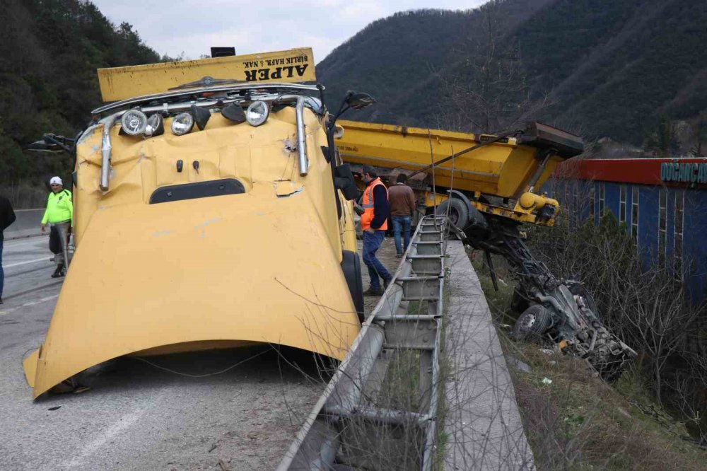 D-650’de Feci Kaza: Kupası Kopan Tırın Dorsesi Bariyerlerde Asılı Kaldı