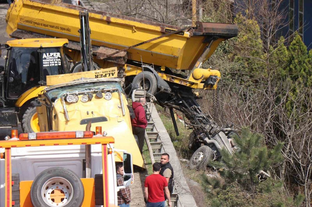 D-650’de Feci Kaza: Kupası Kopan Tırın Dorsesi Bariyerlerde Asılı Kaldı