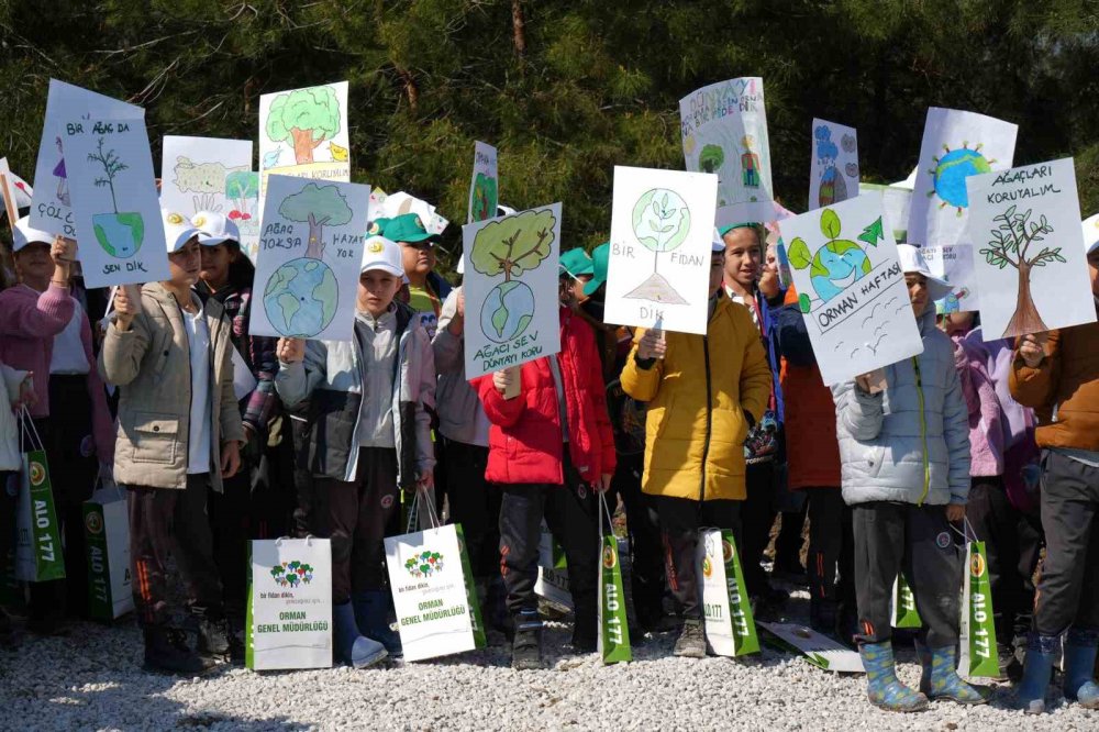 Dünya Ormancılık Günü’nde Çocuklar Bin Fidan Dikti