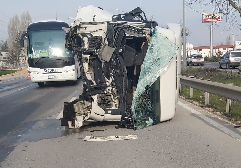 Kazada Şoför Kabini Kopan Tırın Sürücüsü Yaralandı