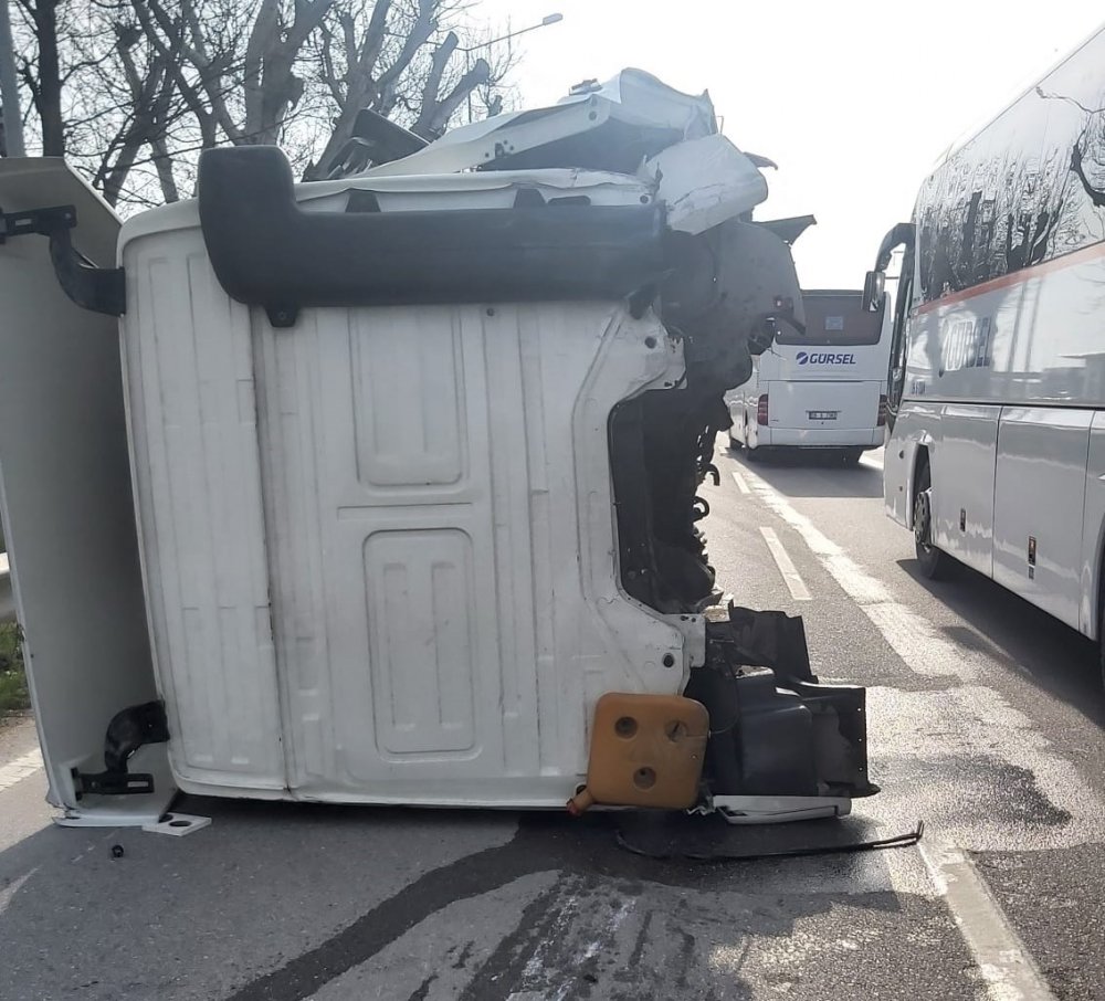 Kazada Şoför Kabini Kopan Tırın Sürücüsü Yaralandı