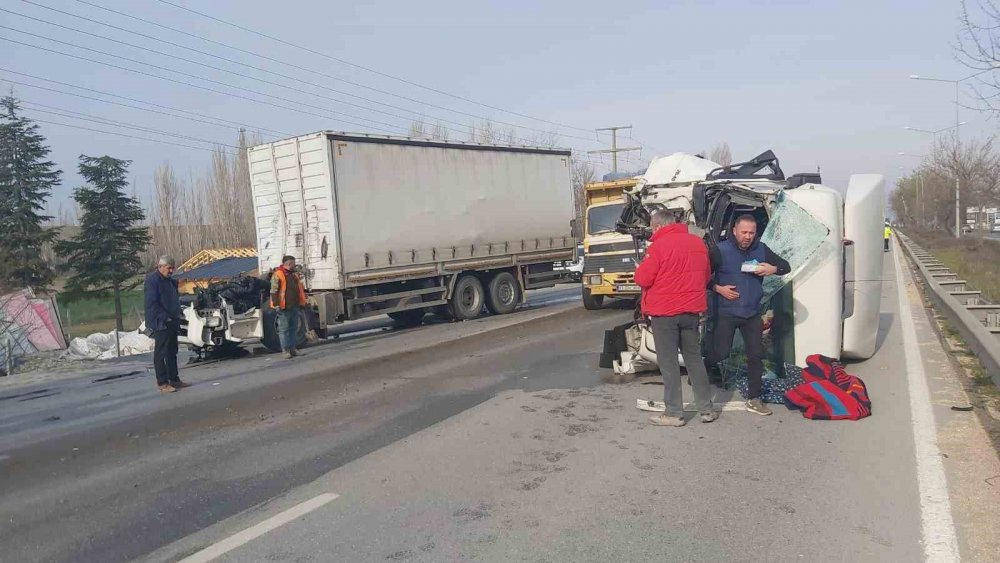 Kazada Şoför Kabini Kopan Tırın Sürücüsü Yaralandı