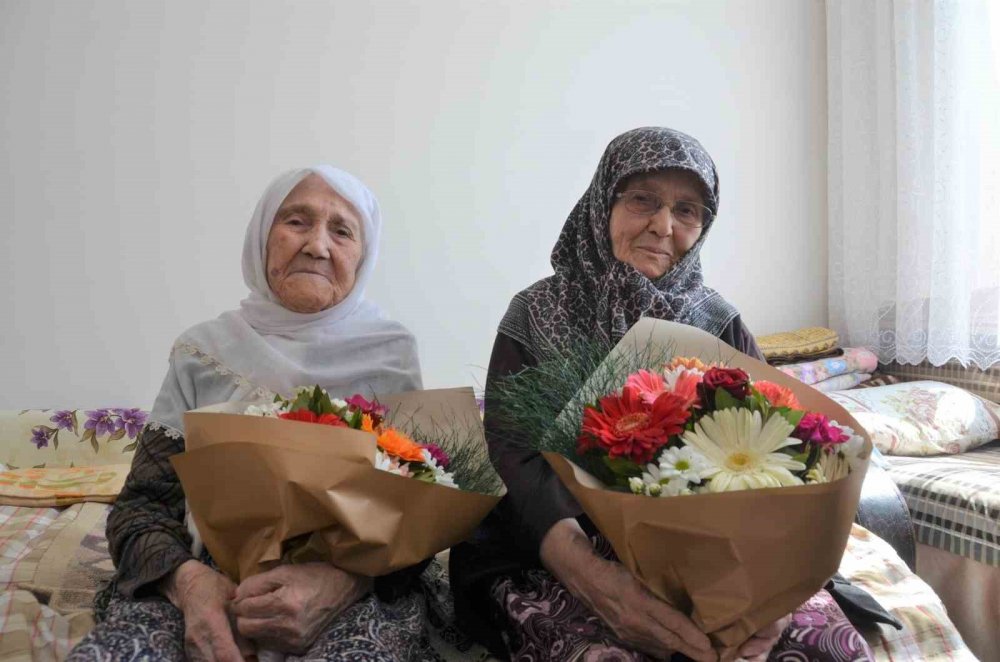 102 Yaşındaki Hastaya Ve Kızına Ziyaret