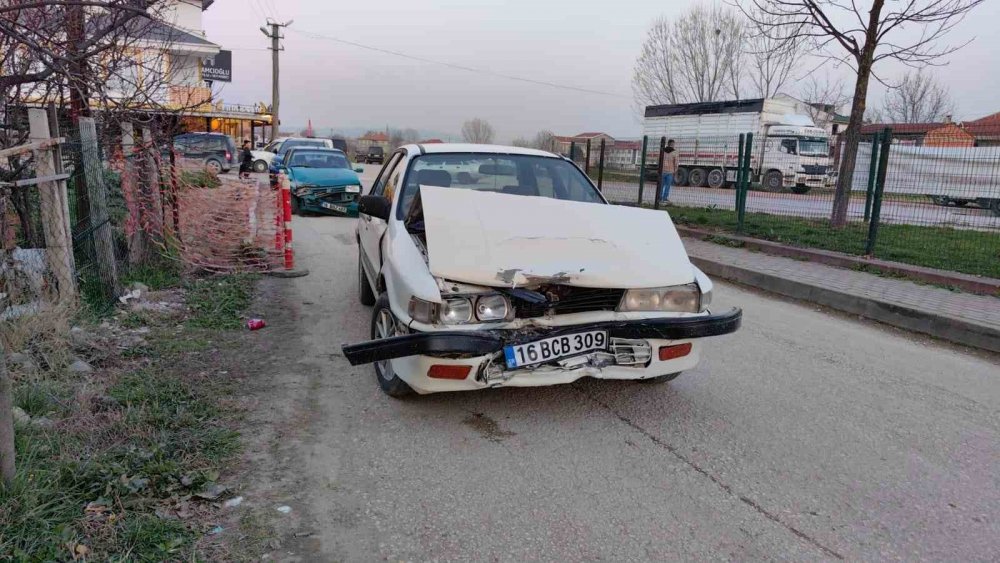 Bursa’da İki Otomobil Kafa Kafaya Çarpıştı: 7 Yaralı