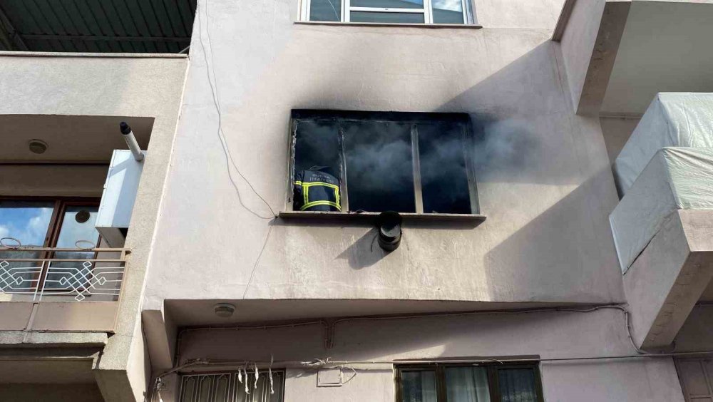 Elektrikli Battaniye Daireyi Kül Etti, 2 Çocuk Annesi Yangında Yaralandı