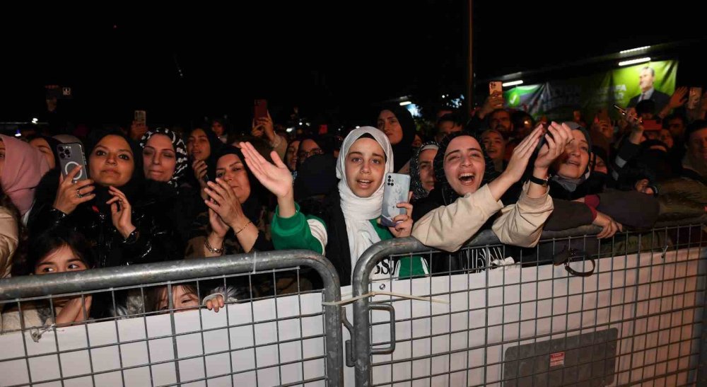 Ünlü Şarkıcı Maherzain İlahilerini Osmangazi Meydanı’nda Söyledi