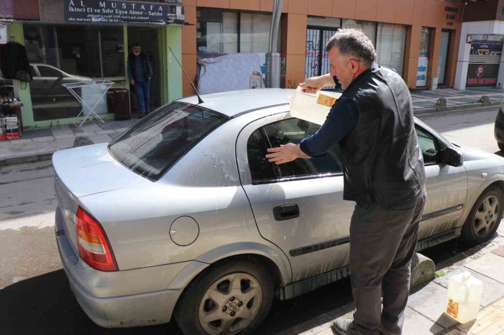 Araçlar Çamurla Kaplandı