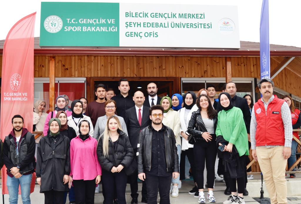 yasin-ozdemir-universiteli-gencler-ile-bir-araya-geldi2.jpg