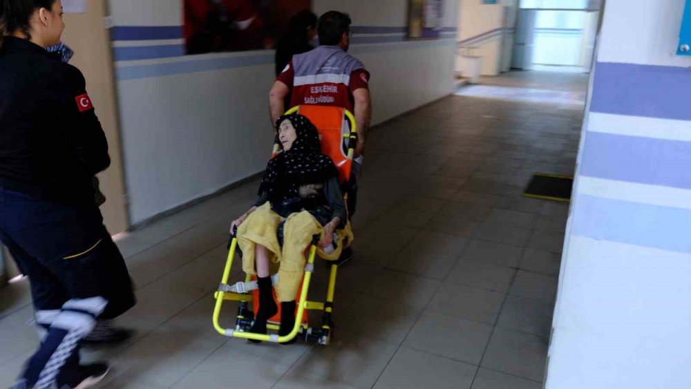 Felçli Yaşlı Kadın Oy Kullanmak İçin Ambulans Eşliğinde Sandığa Gitti