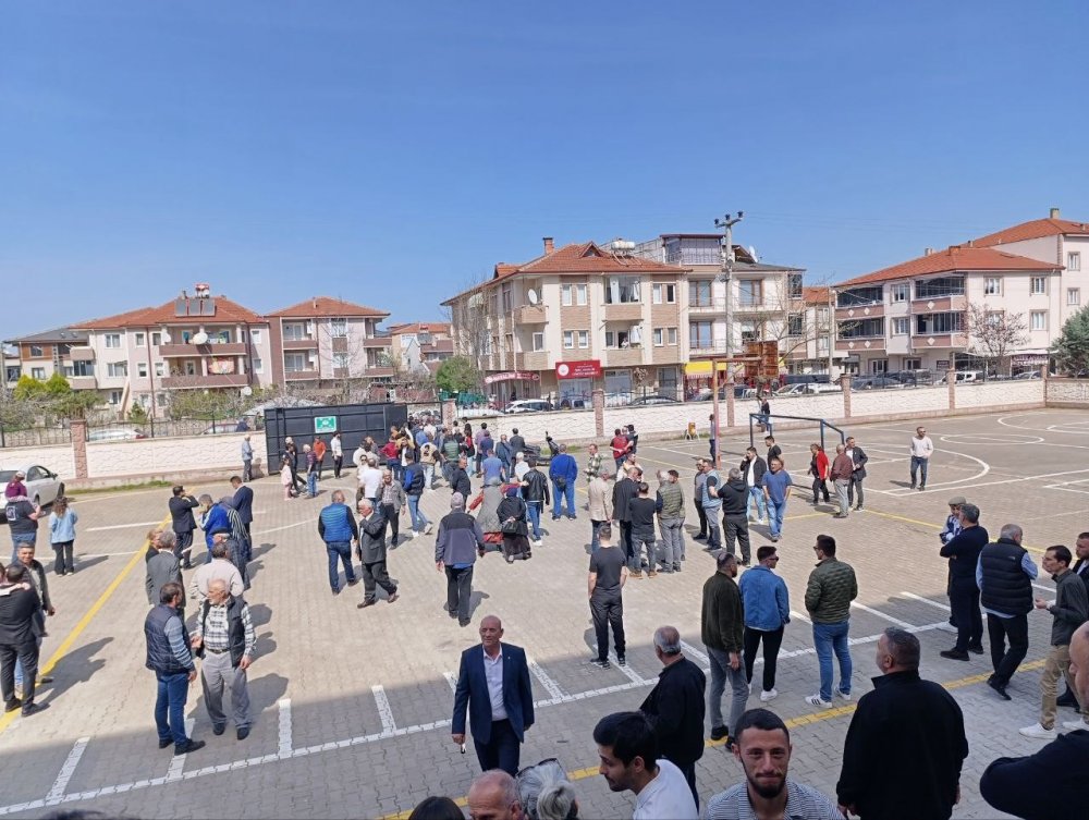 Hasımlar Aynı Sandıkta Karşılaştı, Ortalık Karıştı: 1 Polis Yaralandı, Biber Gazı Sıkıldı