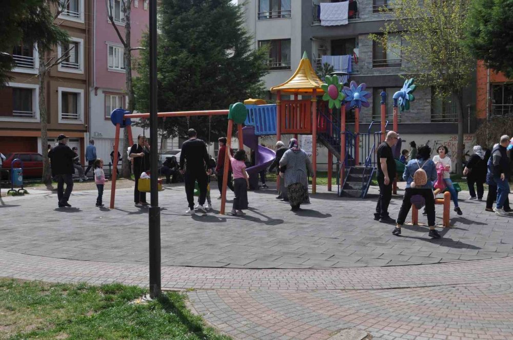 Oy Kullanmaya Aynı Saat Diliminde Giden Vatandaşlar Yoğunluğa Sebep Oldu