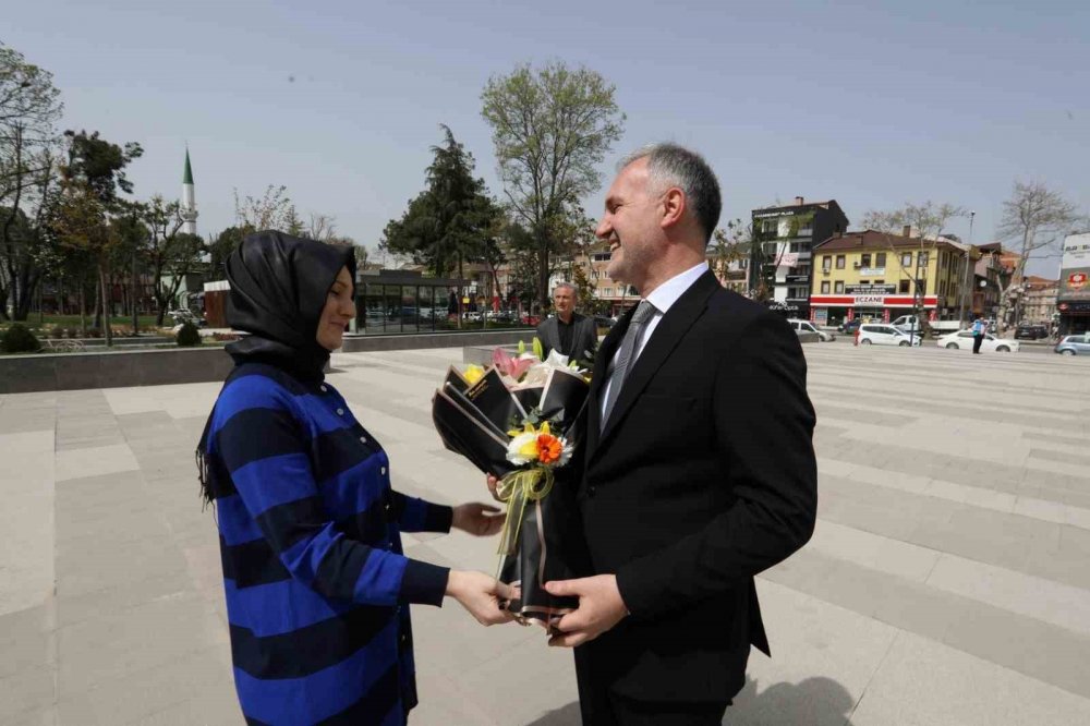 Belediye Personeli Başkanı Çiçeklerle Karşıladı