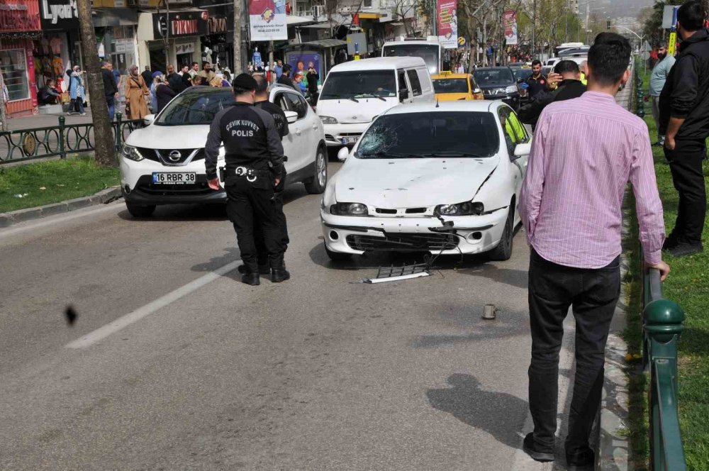 Bursa’da Yaya Geçidinde Feci Kaza: Anne Hayatını Kaybetti, Çocukları Yaralandı