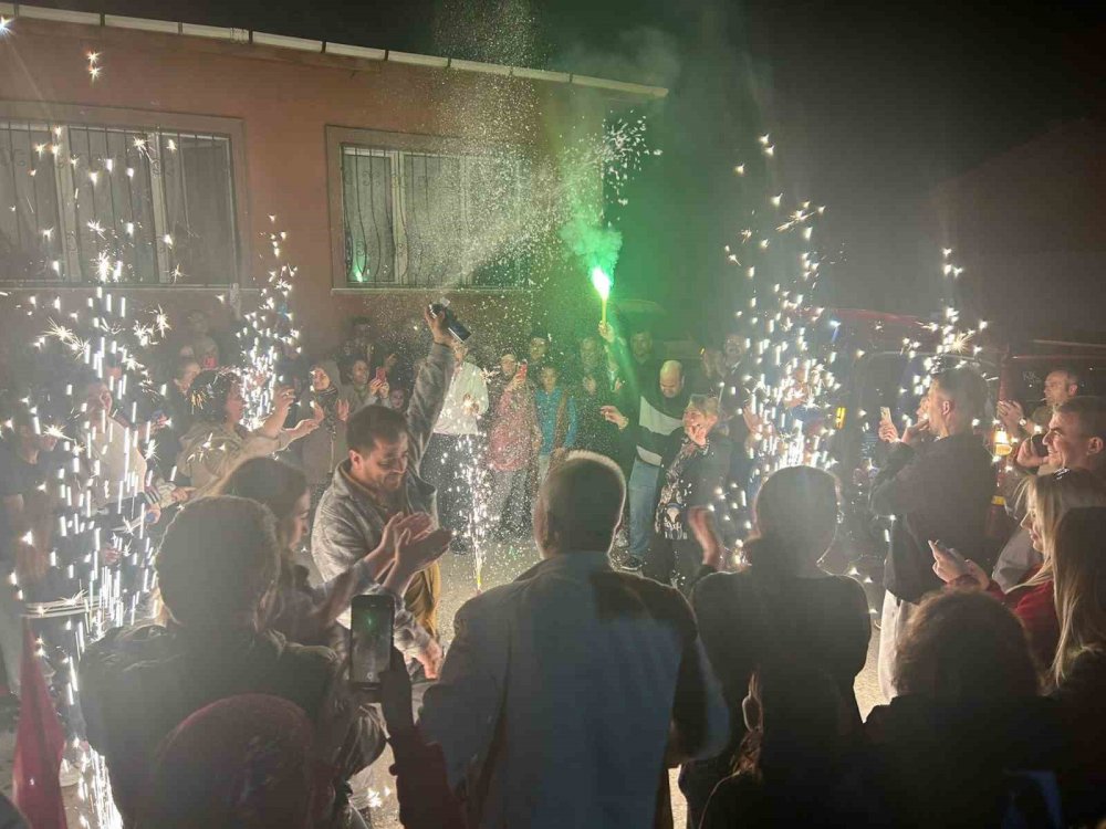 Üçüncü Kez Muhtarlığı Kazandı, Mahalle Şenlik Alanına Döndü