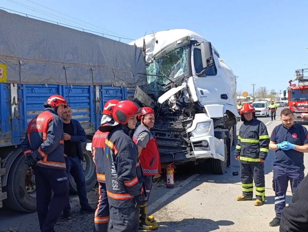 Lpg Yüklü Tanker, Park Halindeki Tahıl Yüklü Tıra Çarptı: 1 Ölü, 1 Ağır Yaralı