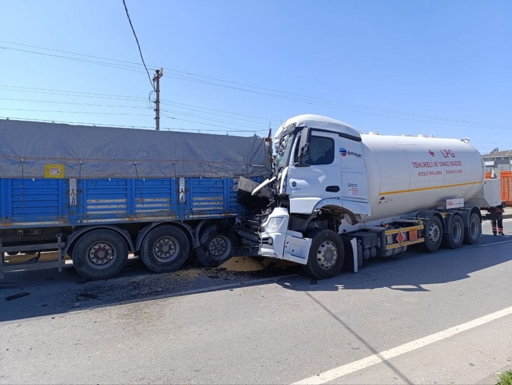 Lpg Yüklü Tanker, Park Halindeki Tahıl Yüklü Tıra Çarptı: 1 Ölü, 1 Ağır Yaralı