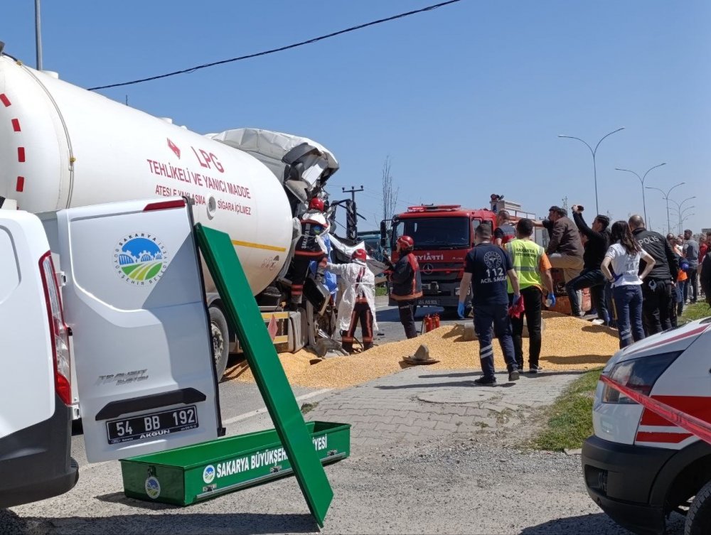 Lpg Yüklü Tanker, Park Halindeki Tahıl Yüklü Tıra Çarptı: 1 Ölü, 1 Ağır Yaralı