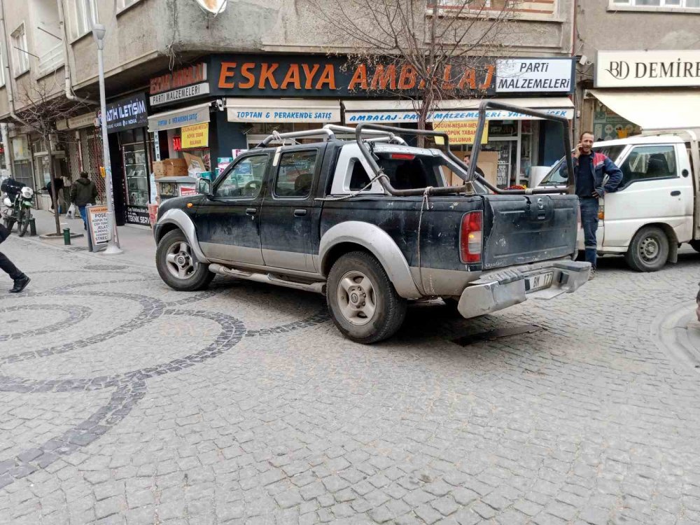 Trafiğe Kapalı Sokakta Oluşan Araç Yoğunluğu Tepki Çekti