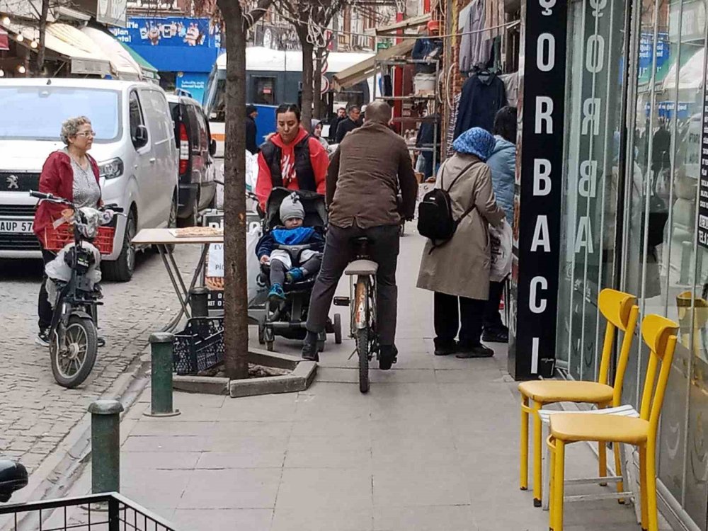 Trafiğe Kapalı Sokakta Oluşan Araç Yoğunluğu Tepki Çekti