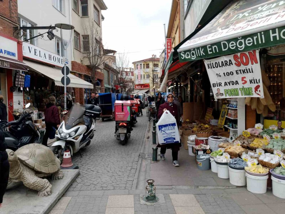 Trafiğe Kapalı Sokakta Oluşan Araç Yoğunluğu Tepki Çekti