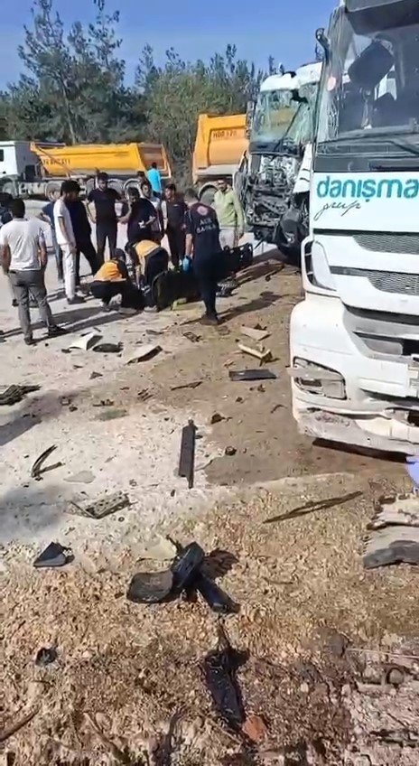 2 Hafriyat Kamyonu Kafa Kafaya Çarpıştı: 1’i Ağır, 2 Yaralı