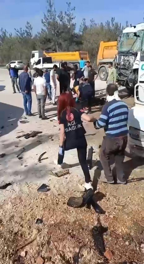 2 Hafriyat Kamyonu Kafa Kafaya Çarpıştı: 1’i Ağır, 2 Yaralı