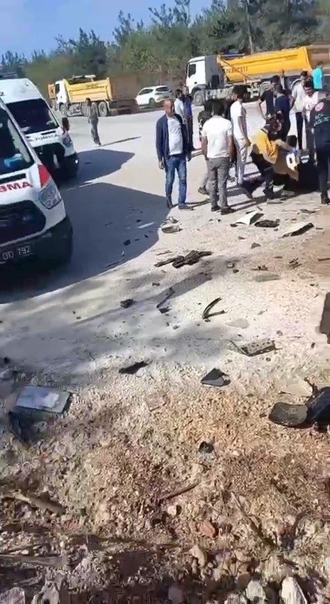 2 Hafriyat Kamyonu Kafa Kafaya Çarpıştı: 1’i Ağır, 2 Yaralı