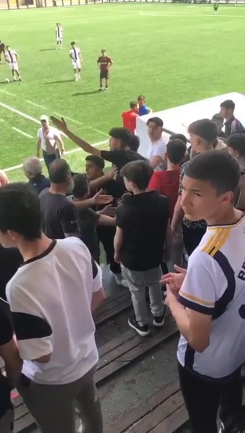 Futbol Maçında Tehlikeli Gerginlik