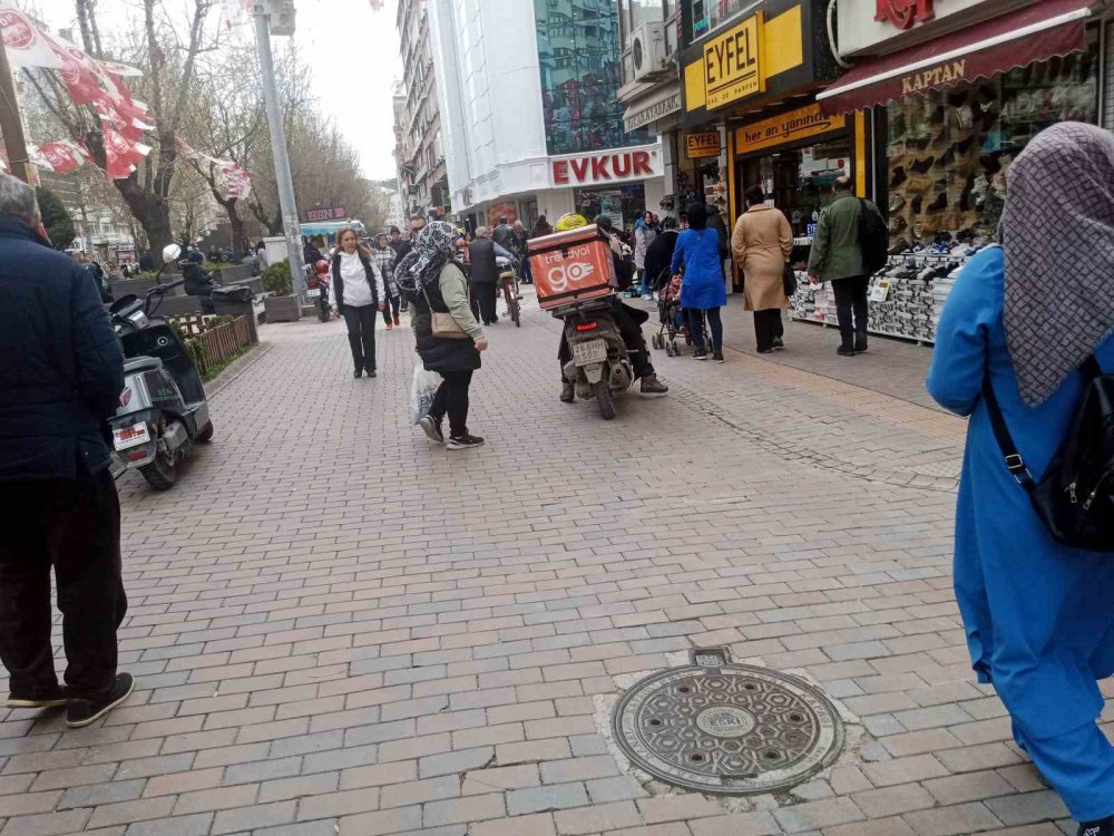 Kuralsız Motosiklet Ve Bisiklet Sürücüleri Yayaları Umursamıyor