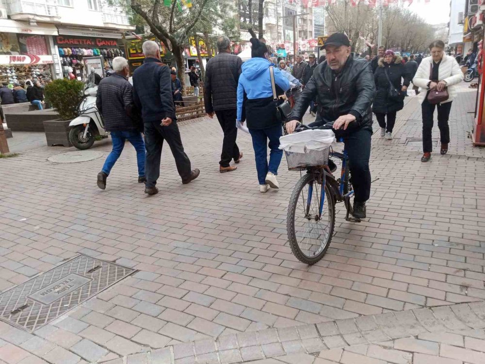 Kuralsız Motosiklet Ve Bisiklet Sürücüleri Yayaları Umursamıyor