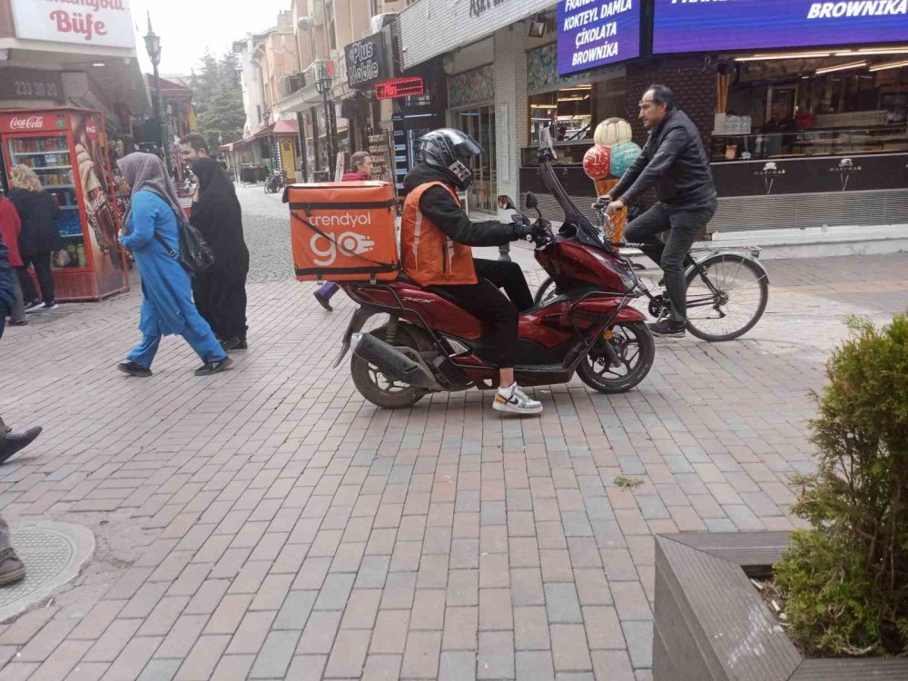 Kuralsız Motosiklet Ve Bisiklet Sürücüleri Yayaları Umursamıyor