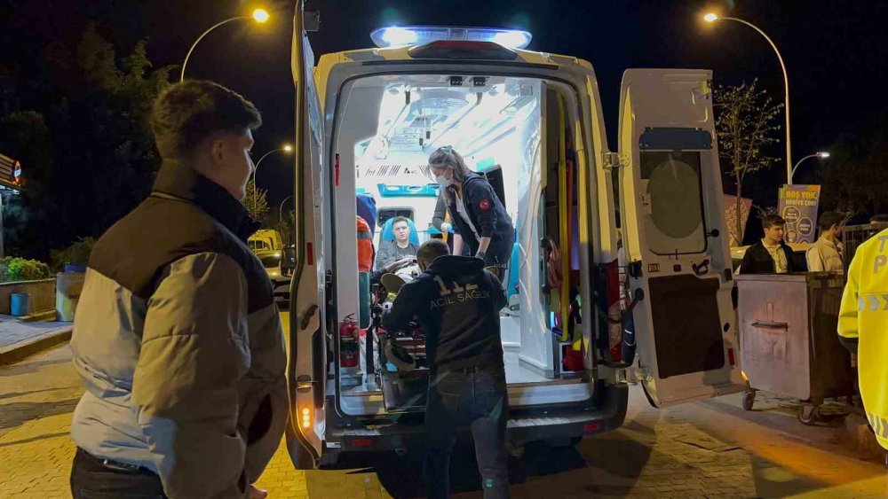 Otomobil İle Motosiklet Çarpıştı, 2 Kişi Yaralandı