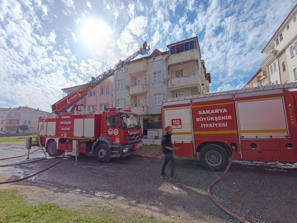 3 Katlı Binanın Çatısında Panikleten Yangın