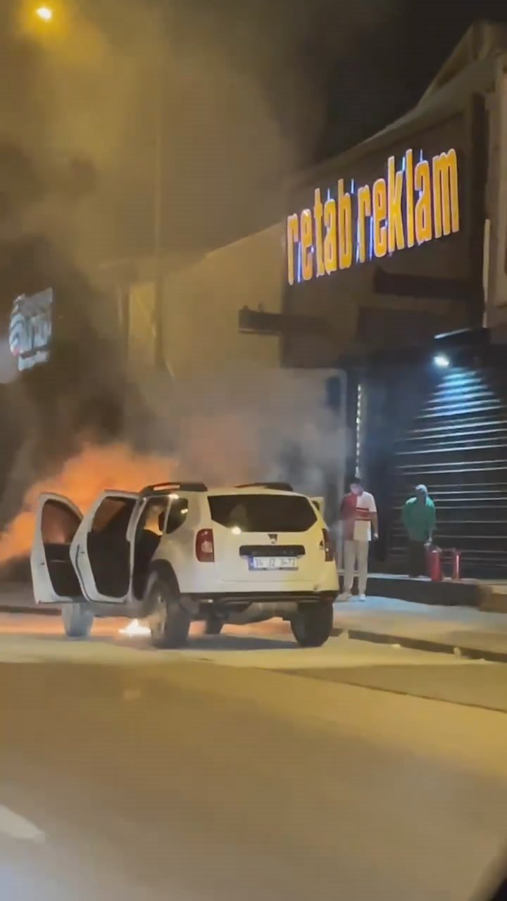 Bursa’da Seyir Halindeki Otomobil Alev Alev Yandı