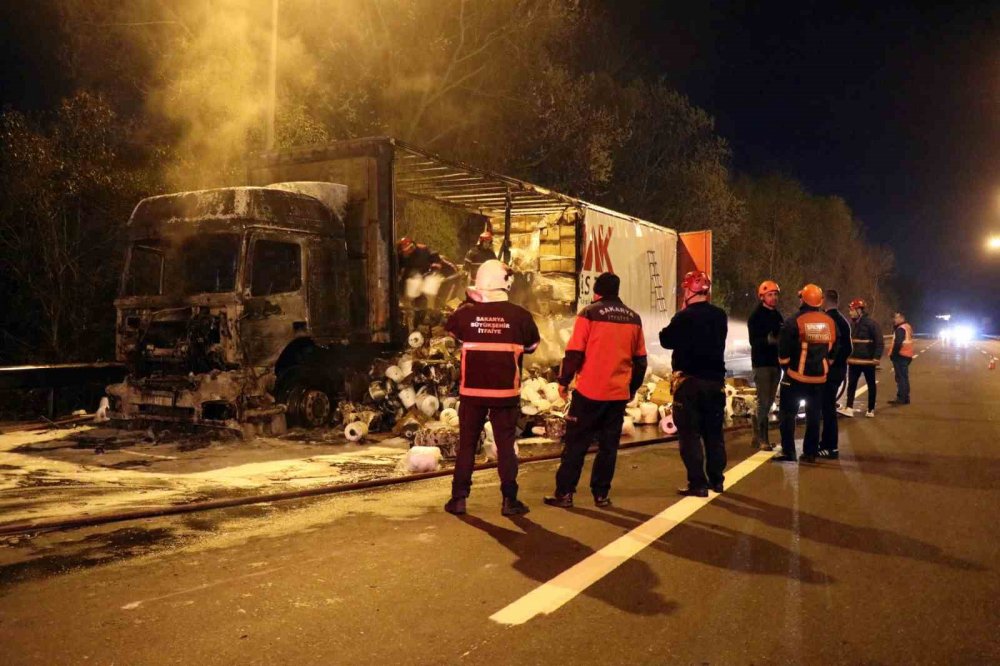 Elyaf İplik Yüklü Tır Yanarak Hurdaya Döndü