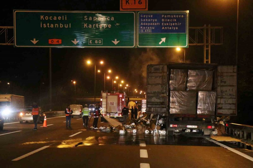 Elyaf İplik Yüklü Tır Yanarak Hurdaya Döndü