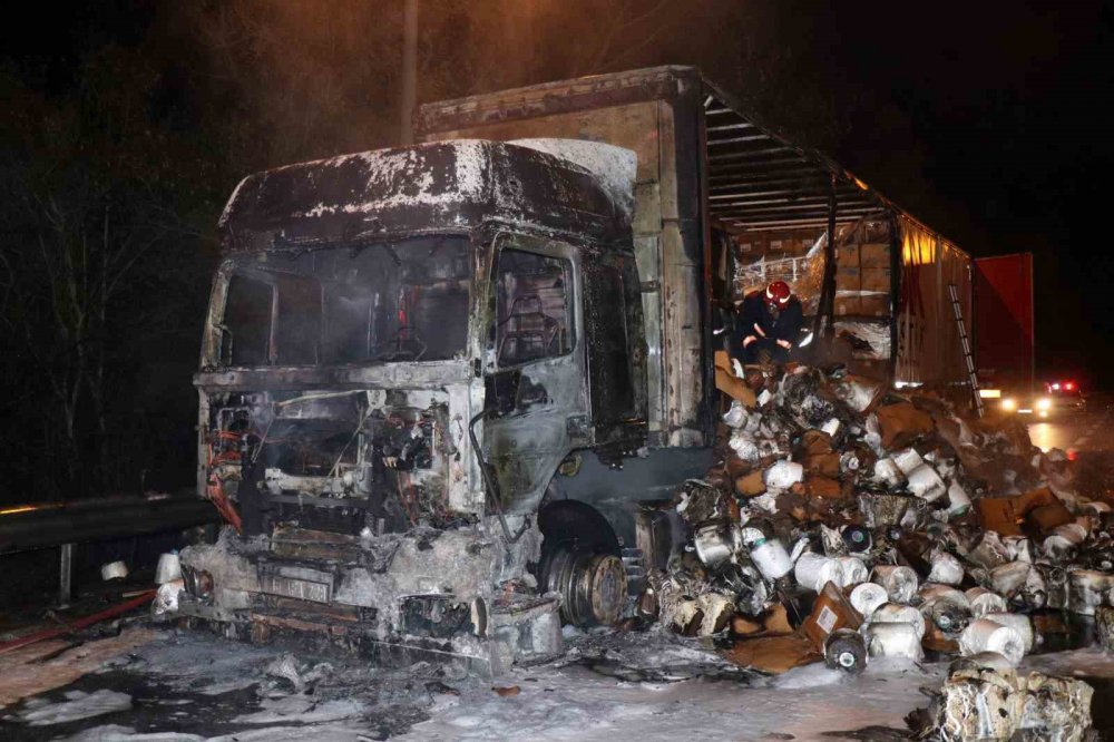 Elyaf İplik Yüklü Tır Yanarak Hurdaya Döndü