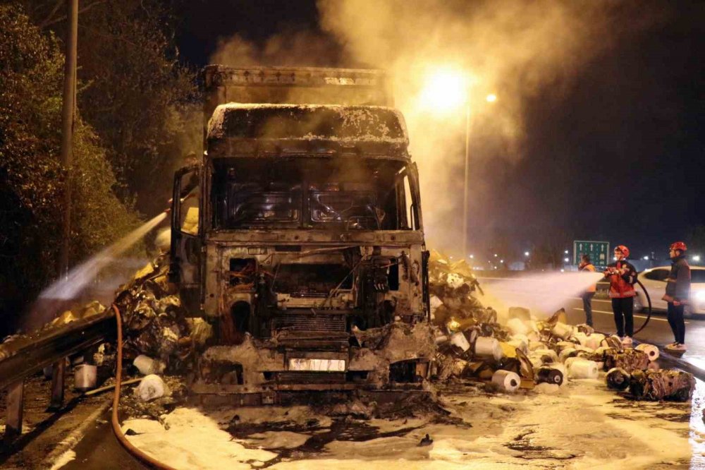 Otoyolda Tır Alev Alev Yandı