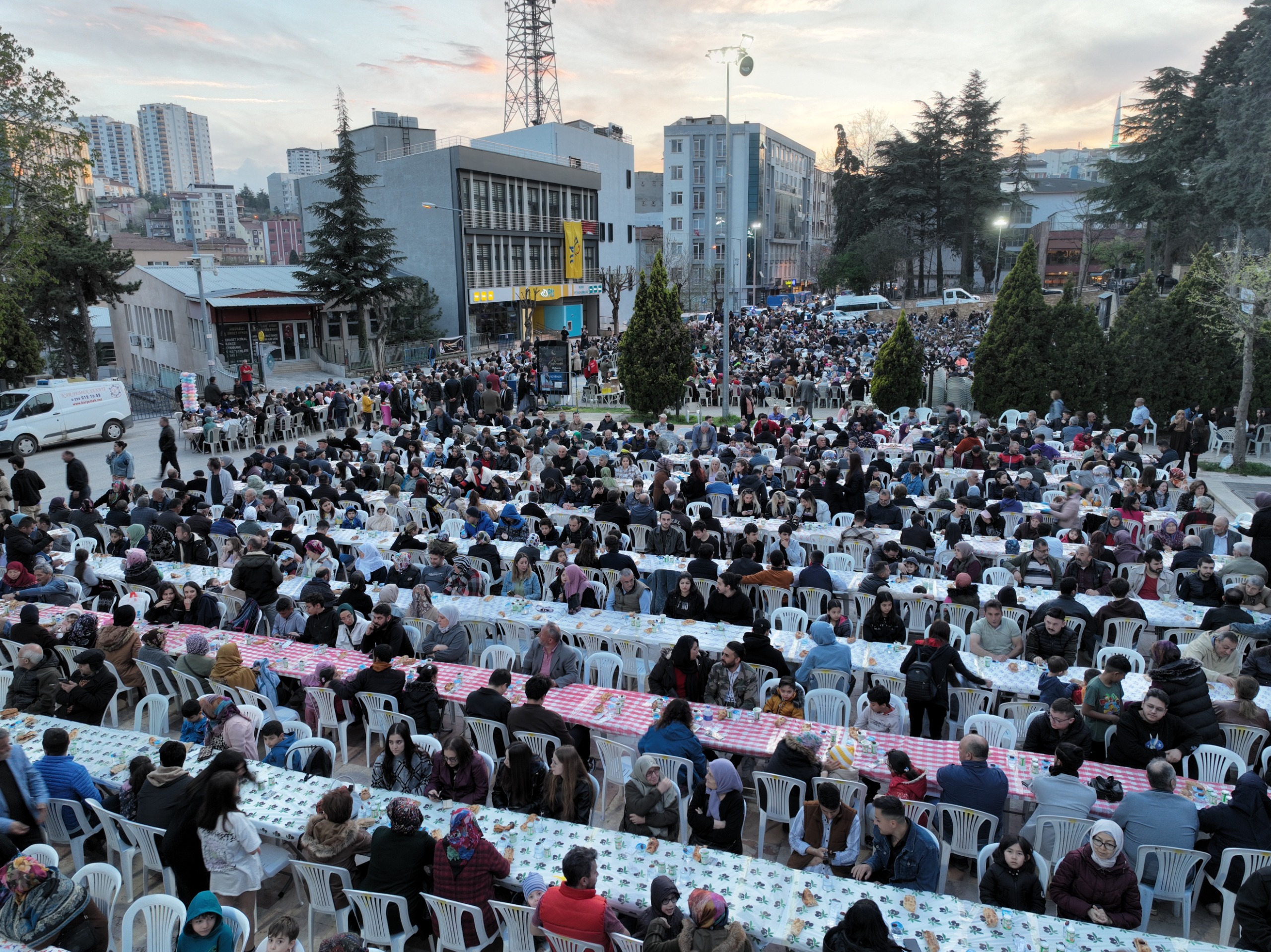 binlerce-kisi-iftarda-bulustu.jpg