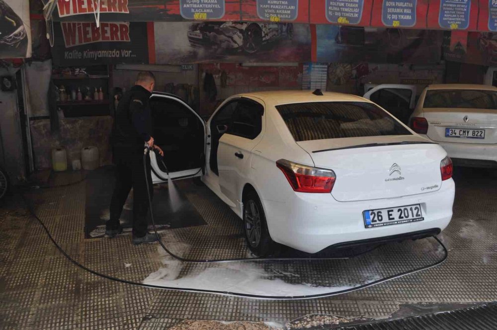 Oto Yıkamacıların Bayram Yoğunluğu Erken Başladı